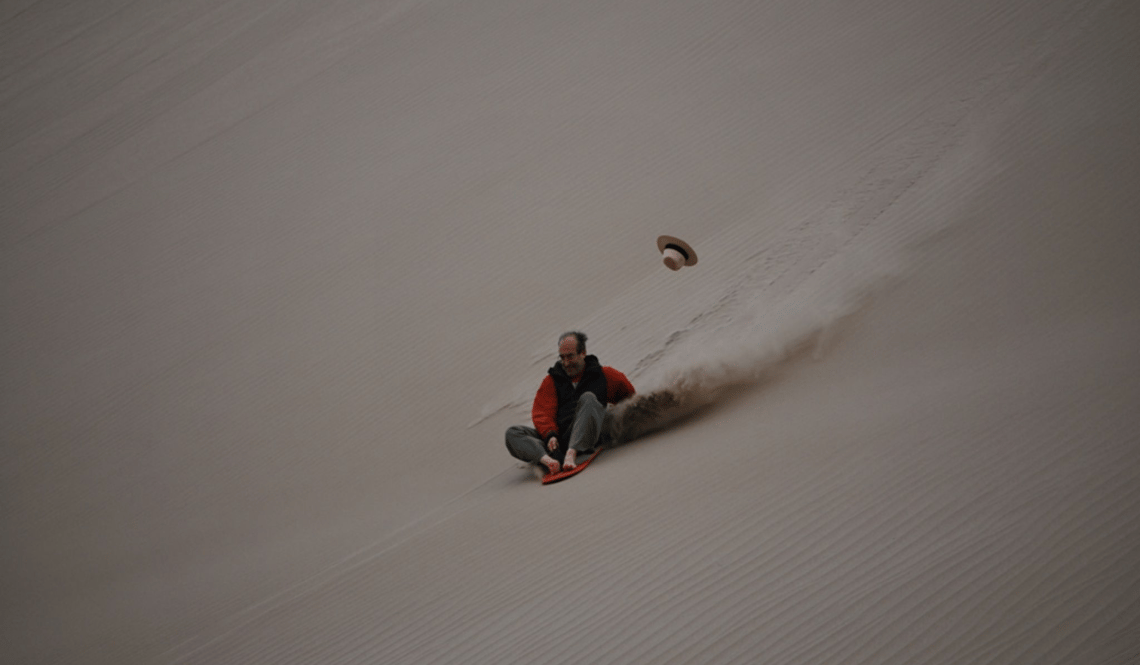 sandboard dans le désert de Hucachina