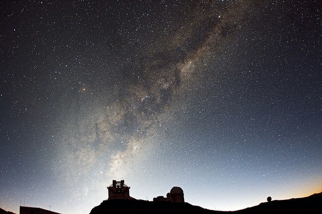 Première lumières matinales au dessus de l'observatoire de La Silla. Crédit photo : European Southern Observatory https://www.flickr.com/photos/esoastronomy/