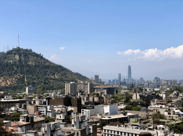 Sites touristiques de Santiago du Chili : Le Cerro San Cristóbal offre une vue parfaite sur la ville. Source : Flickr.