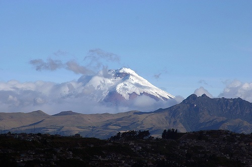 Le volcan Cotopaxi et son sommet enneigé