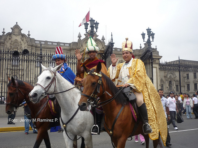 Noel a Lima  les rois Mages devant le Palais du Gouvernement  copyright : Jenny M. Ramirez