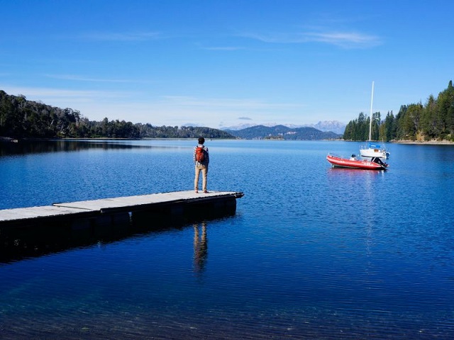 On admire le lac, Bariloche, Argentine