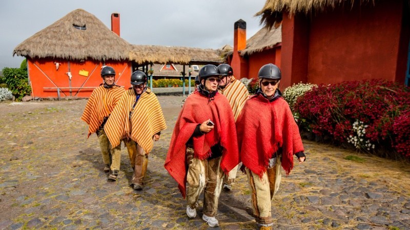 Voyageurs Viventura en tenue Chagra devant l'hacienda El Porvenir.