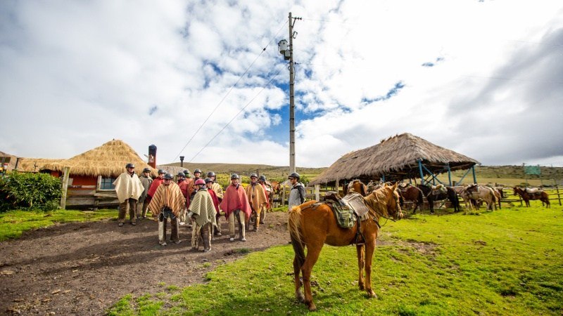 Sur des chevaux Criollo, nous traversons le pays volcanique avec des vêtements chagra typiques.