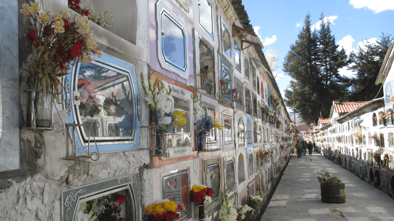 Cemeterio General et ses fenêtres vitrées - Viventura