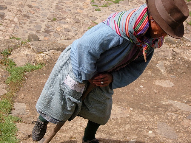 femme marchant à Ayacucho Perou