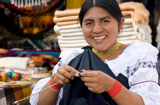 femme marche Otavalo Equateur