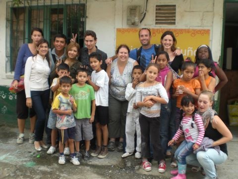 visite aux enfants du quartier de Pablo Escobar Colombie