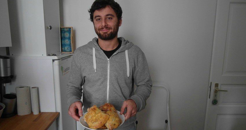 Nino, membre de l'équipe marketing, nous apporte les empanadas ! Chacun apporte sa pierre à l'édifice :)