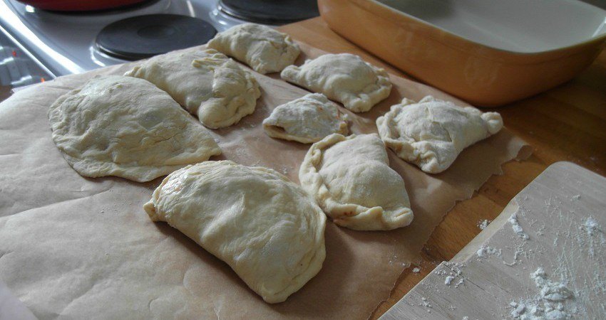 Nous avons refermé les petits chaussons et pressé les bords à l'aide d'une fourchette