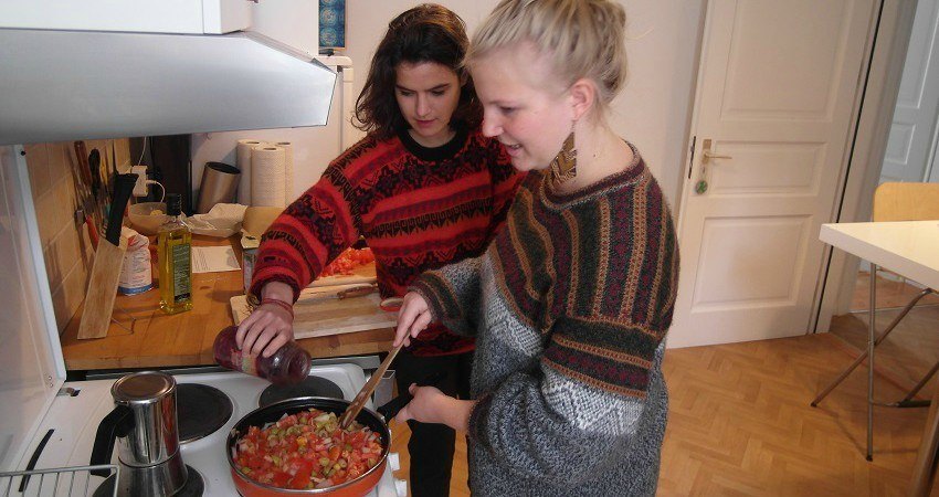 Alice et Felia préparent la farce. Attendez bien que l'eau des tomates se réduisent.