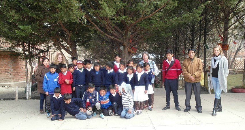 Dans la cour de l'école, nous nous regroupons pour une photo : les enfants, le directeur et moi