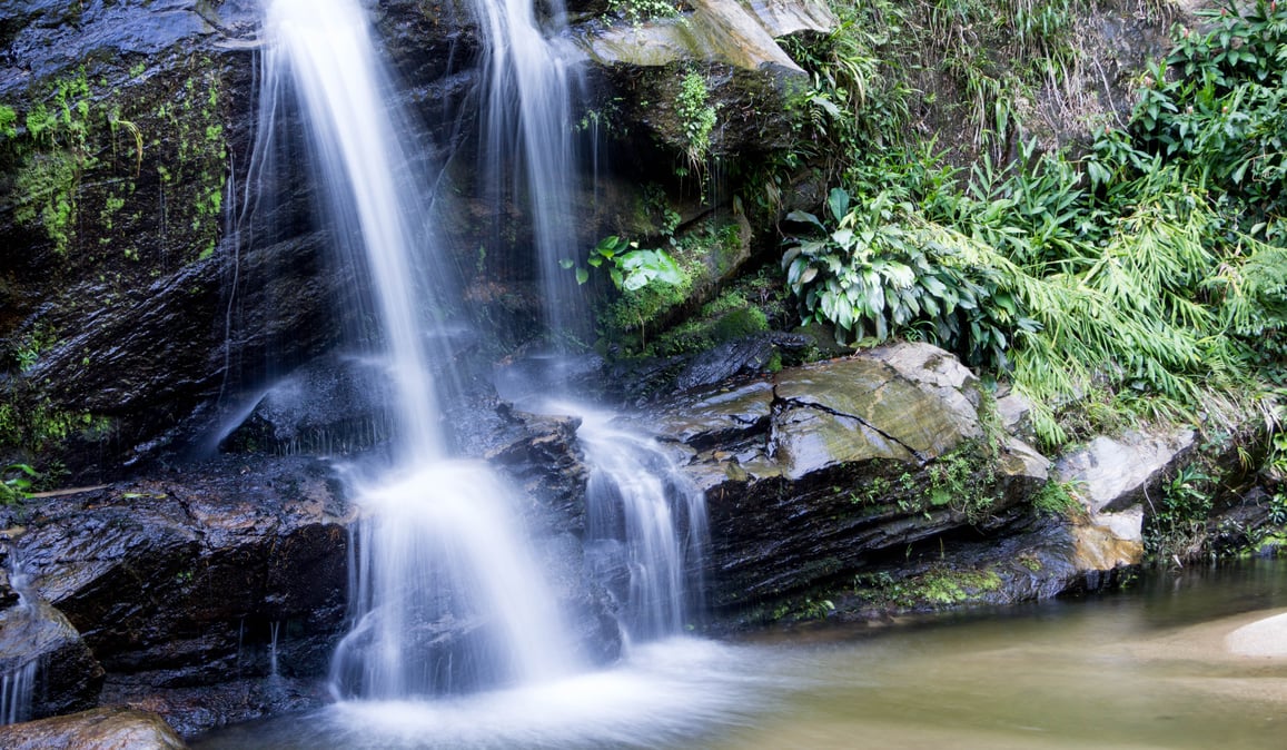 Tijuca-cascades-source-httpsupload.wikimedia.orgwikipediacommons227Cascatinha%2C_Floresta_da_Tijuca.jpg